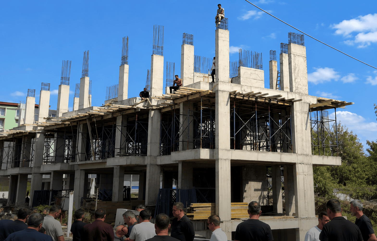 maaşlarını alamayan işçiler intihara kalkıştı, polis önledi!