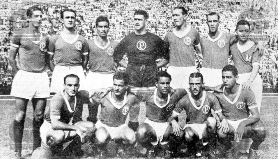 FUTEBOL - JAIR ROSA PINTO - ESPORTES - ACERVO - Os jogadores do Palmeiras(da esquerda para a direita): Salvador, Oswaldo, Dema, o goleiro Oberdan, Luiz Villa, Waldemar Fiúme - Agachados: Lima, Aquiles, Liminha, Jair Rosa Pinto e Rodrigues, antes da partida contra o Corinthians, válida pela final do Torneio Rio-São Paulo de 1951 - Estádio Paulo Machado de Carvalho(Pacaembu) - São Paulo - SP - Brasil - 11-04-1951 - Foto: Acervo/Gazeta Press