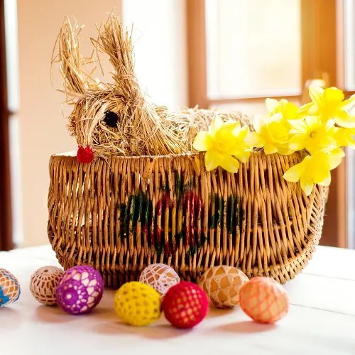 cómo decorar una cesta de mimbre