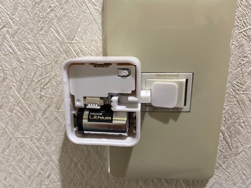 Switchbotの電池残量が不足しているというメッセージが出たので電池交換をしました The Pooh Files