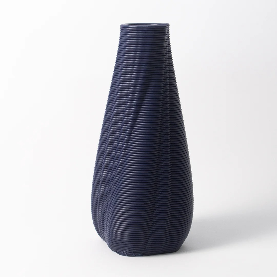 Jarrón YASHI impreso en 3D en azul oscuro, con la textura de capas de la impresión