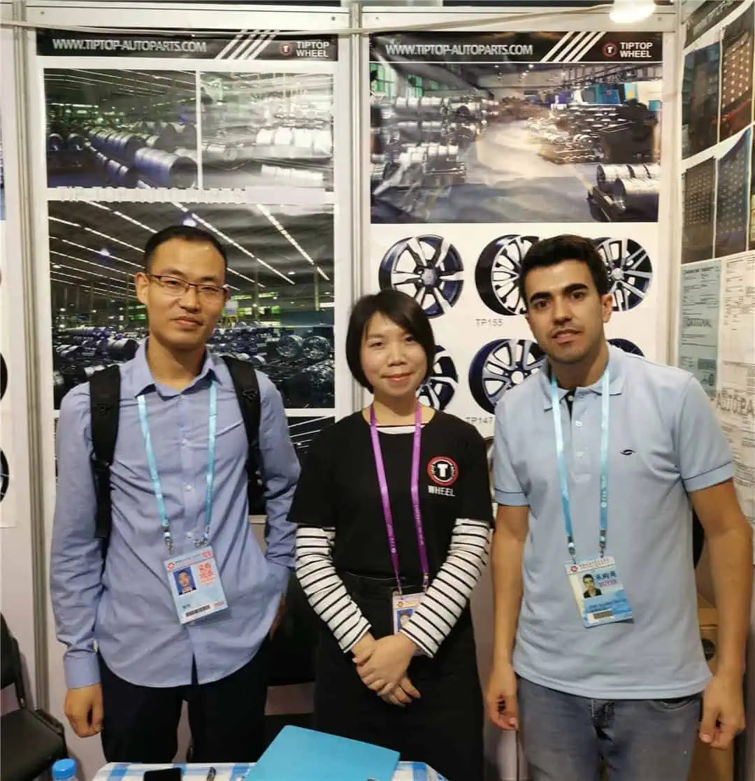 Los clientes visitan nuestra oficina de abastecimiento en Yiwu