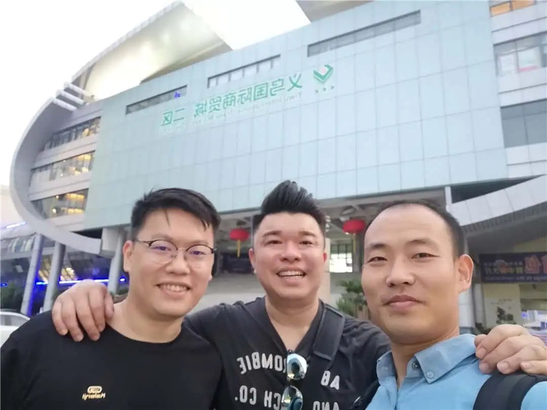 A photo of Minden, a Chinese sourcing agent, with a client.