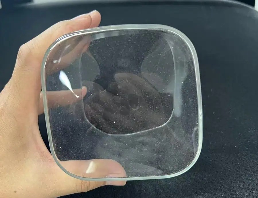 Se ha recibido una muestra de cristalería incorrecta del primer proveedor chino: se trata de un vaso cuadrado con esquinas muy redondeadas que no se ajusta a las especificaciones del cliente, que exigían un producto de lados rectos.