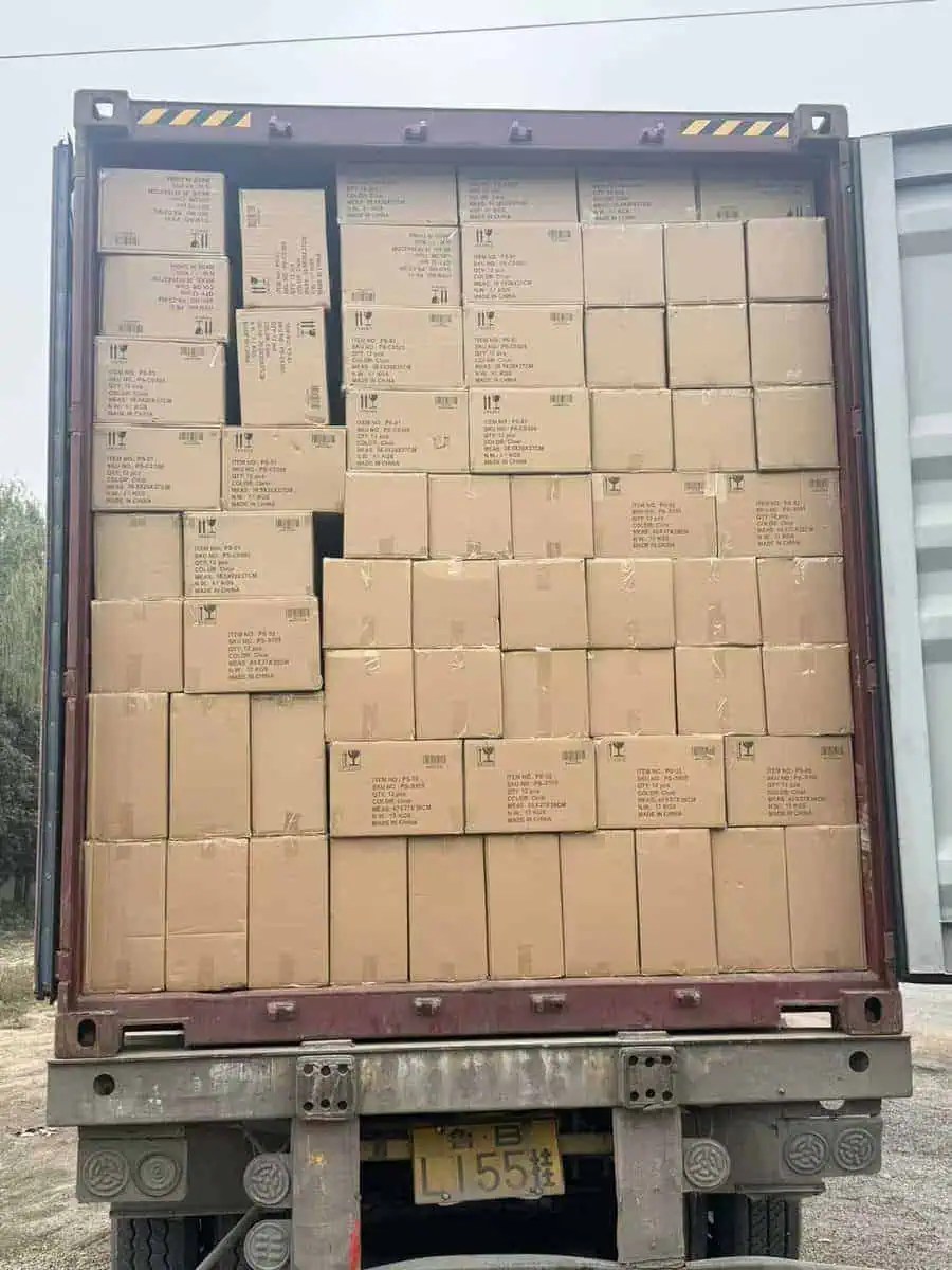 Contenedor de transporte FCL completamente cargado con cajas de cristalería etiquetadas a medida, listas para su exportación desde China a los Estados Unidos