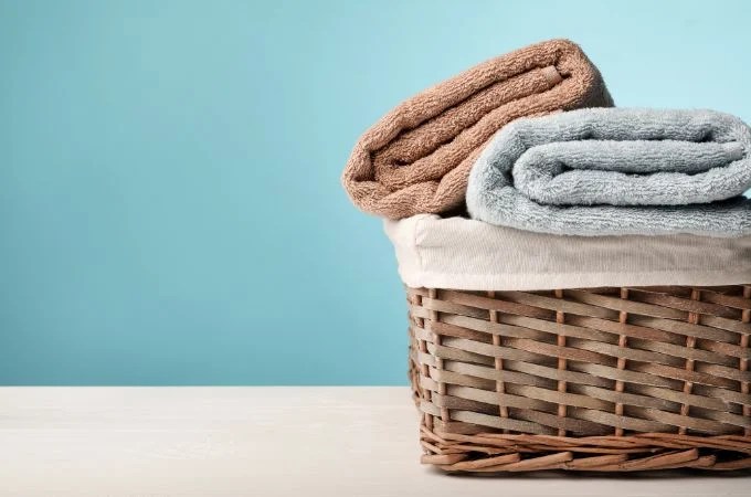 serviettes dans le panier à linge