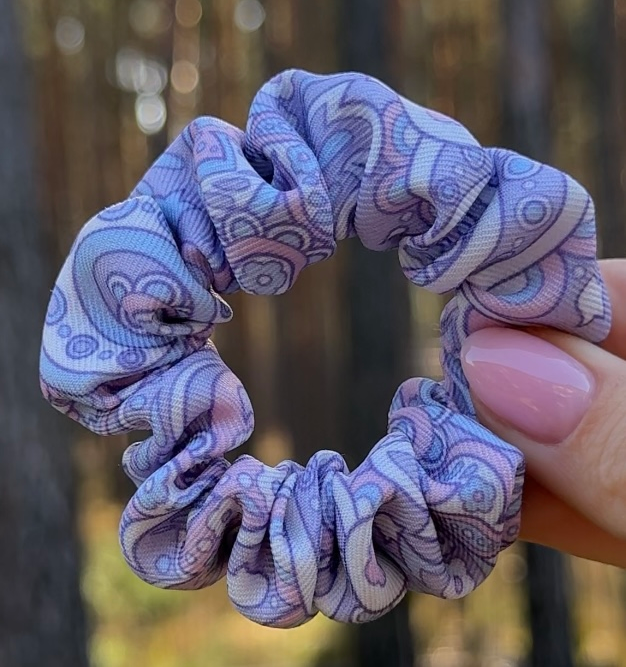 Scrunchie z tkaniny w rozmiarze mini, używana do wiązania włosów, która ich nie niszczy oraz jest miękka i elastyczna.