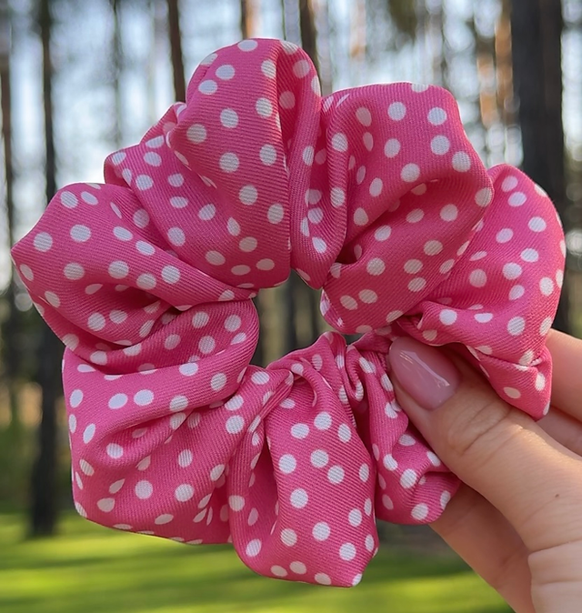 Scrunchie z tkaniny w rozmiarze maxi, używana do wiązania włosów, która ich nie niszczy oraz jest miękka i elastyczna.