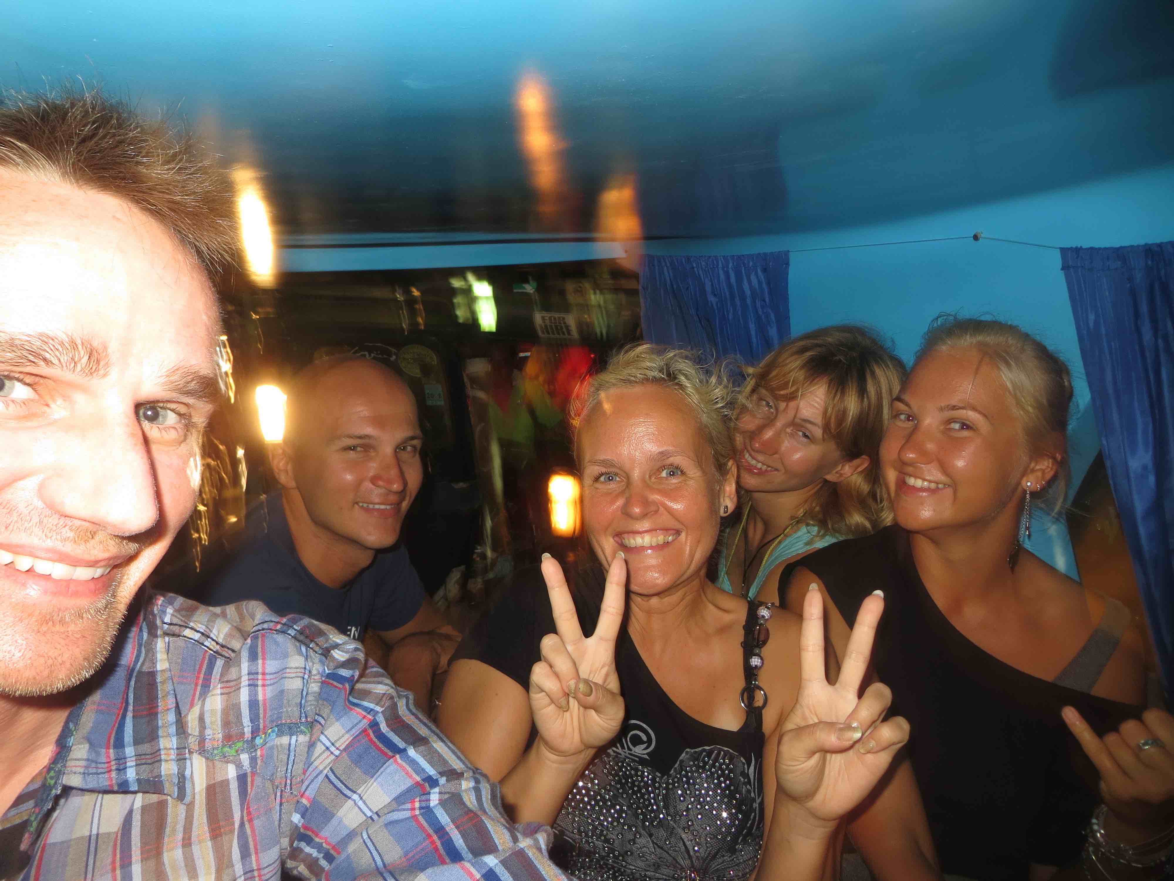 Matkalla dinnerille L:n leijalautaope Diman, tyttöystävänsä Olianan sekä Diman siskon kanssa.