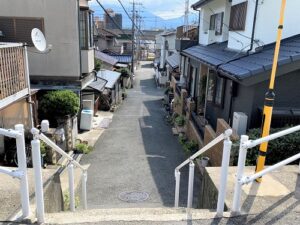 段丘下の住宅
