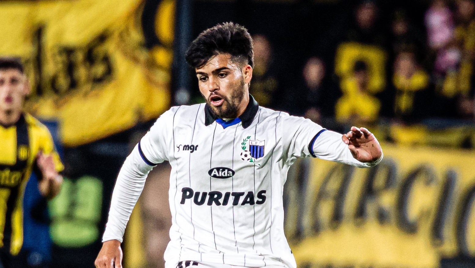 León refuerza su ataque con Alan Medina