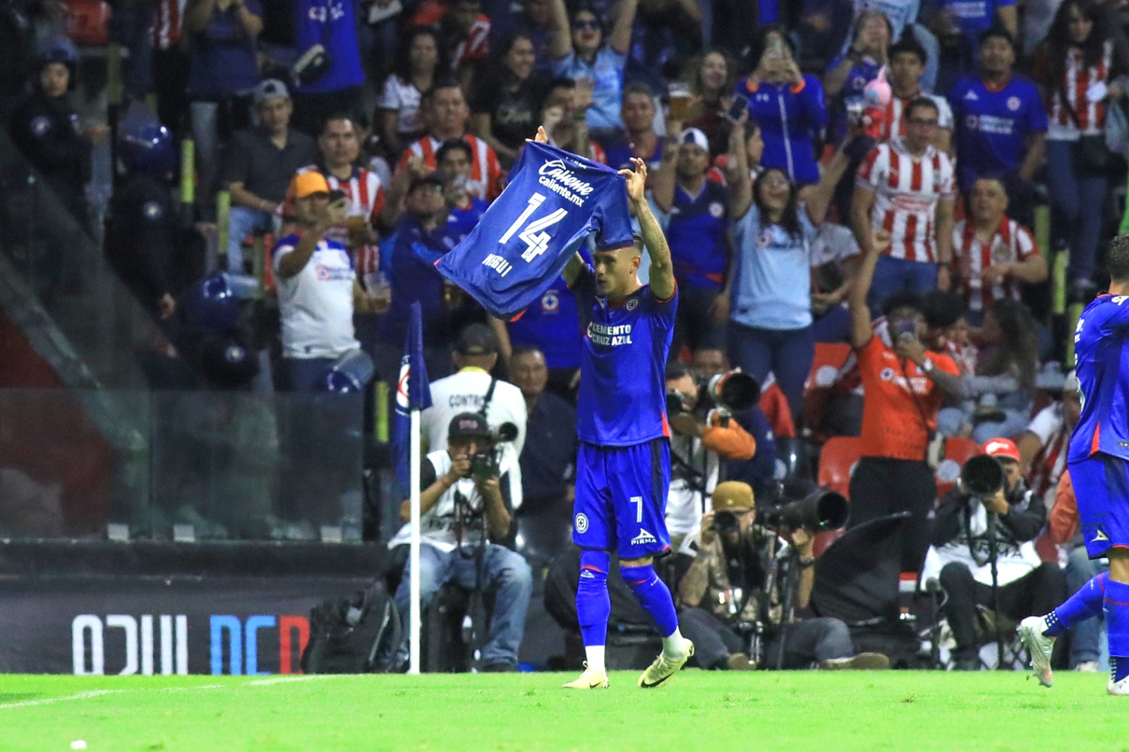 Cruz Azul orquesta sólida victoria sobre Chivas