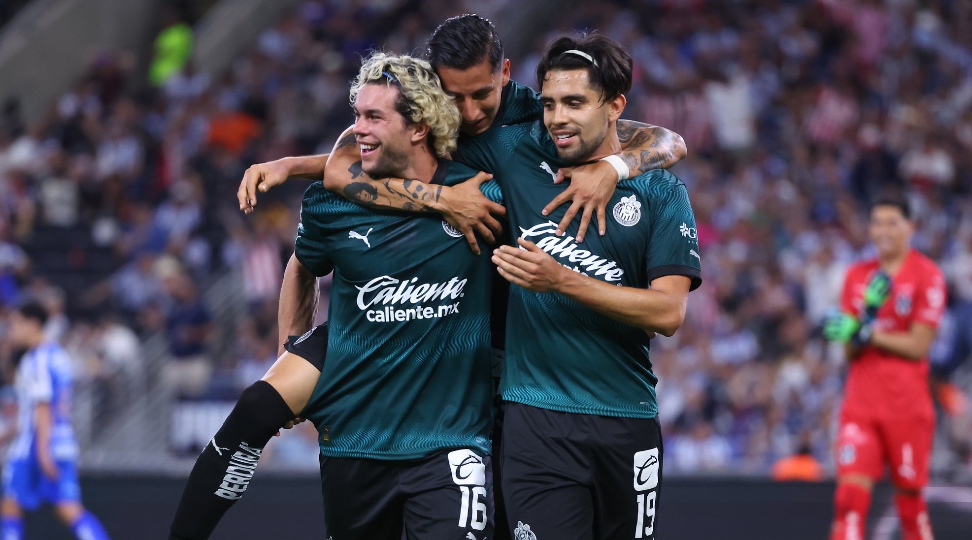 Chivas le quita el invicto a Rayados