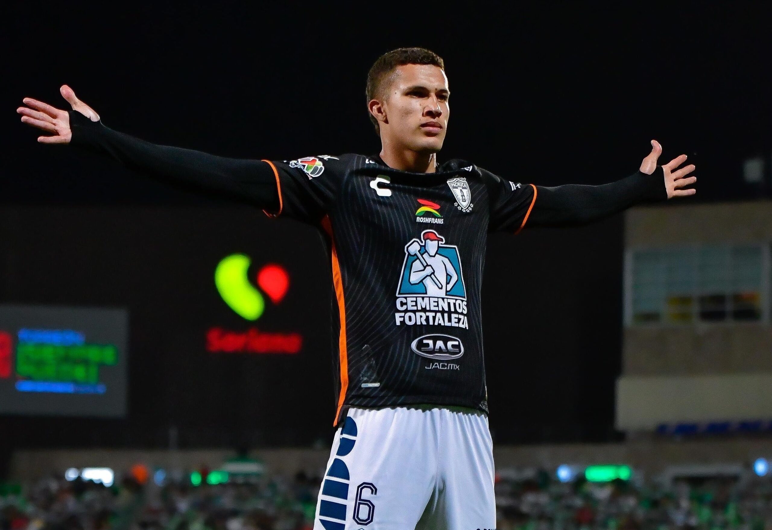 Pachuca saca la victoria frente a Santos en el  Corona