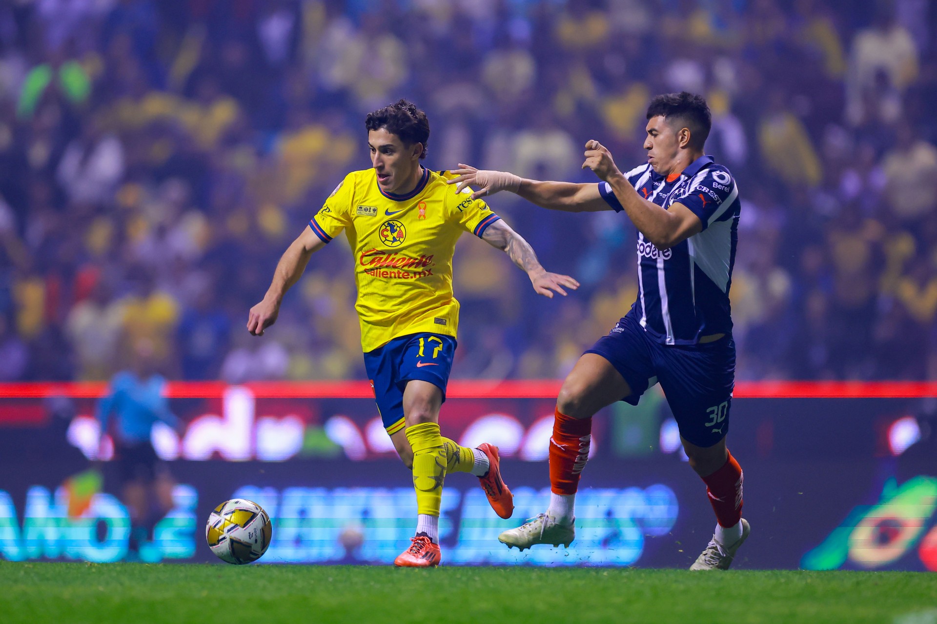 América pega primero ante Rayados en la final de ida