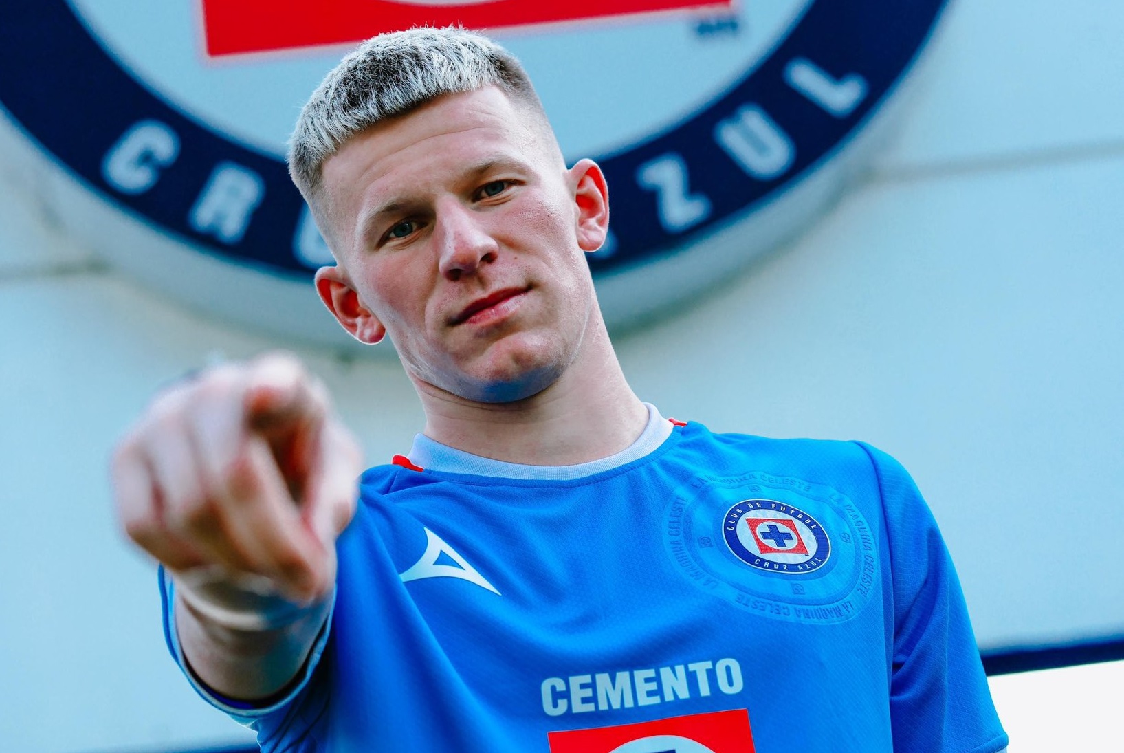 Cruz Azul oficializa el fichaje de Mateusz Bogusz