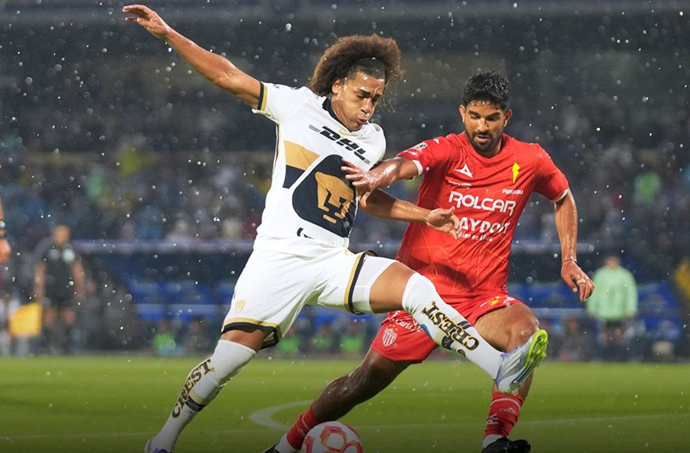 Necaxa rescata un lluvioso empate frente a Pumas