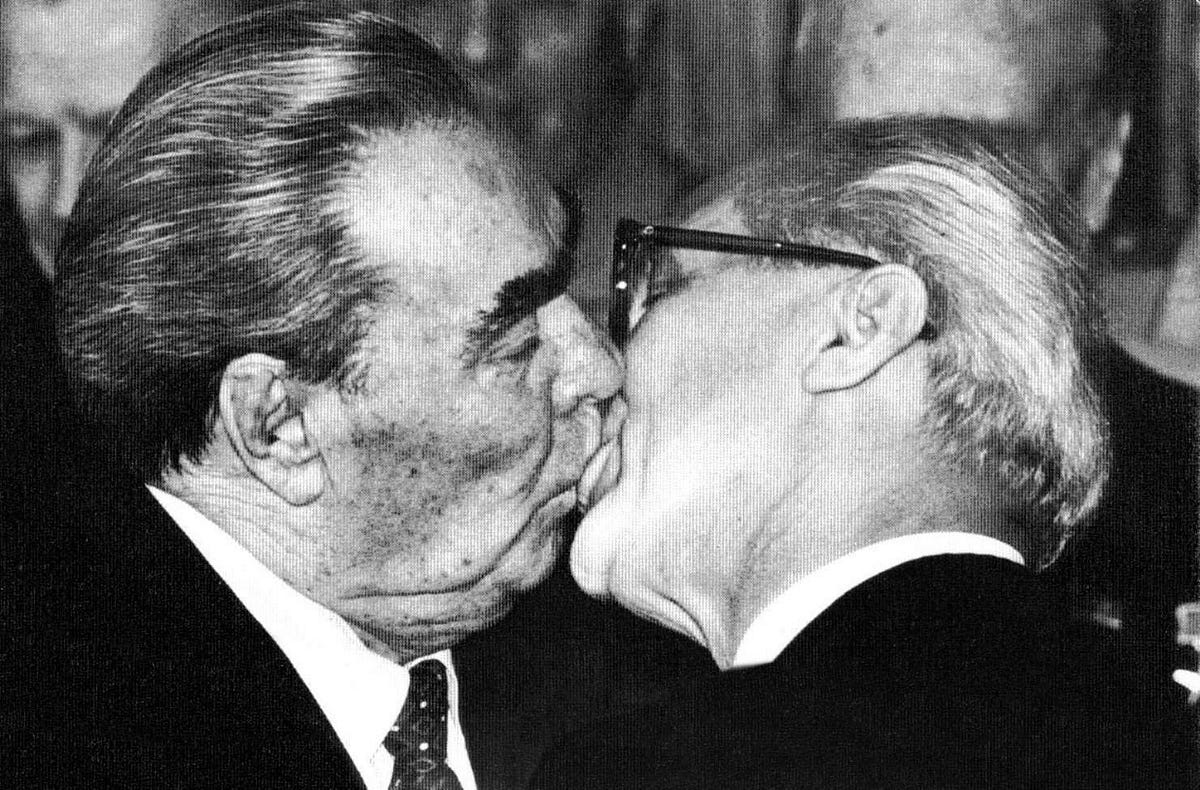 Kiss hamburg gibt es auch für die hosentasche! How The Kiss Between Two Political Leaders Shocked The World By Andrei Tapalaga History Of Yesterday