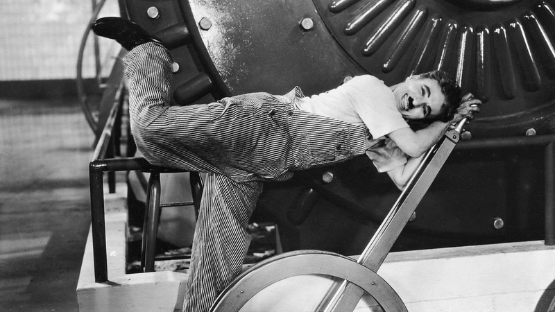 فيلم Modern Times تحفة تشارلي تشابلن التي تتناول صراع الإنسان مع العصر الحديث