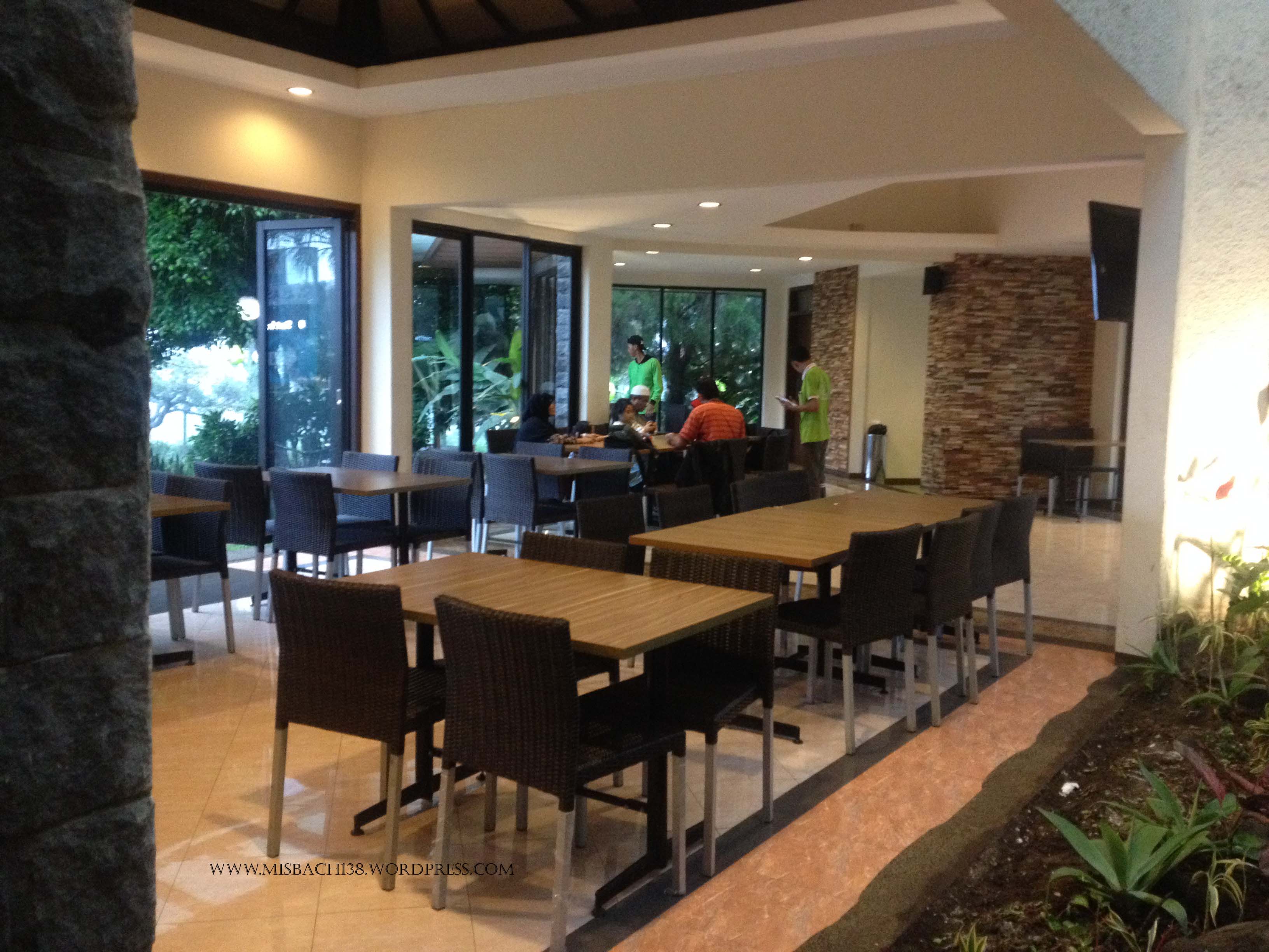 Meja Makan Warung Khas Batu