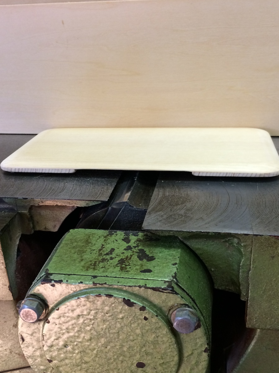 手押し鉋盤の安全ガードの側面