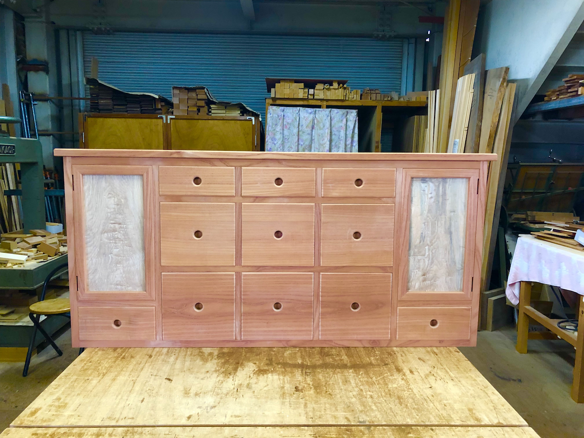 着色前のキャビネット