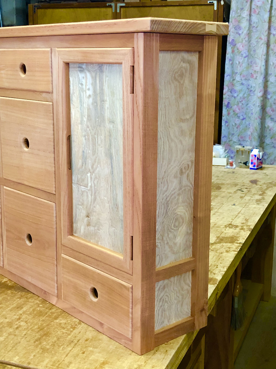 着色前のキャビネット右