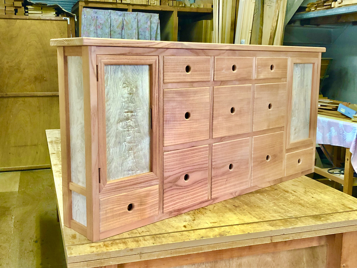 着色前のキャビネット斜め左