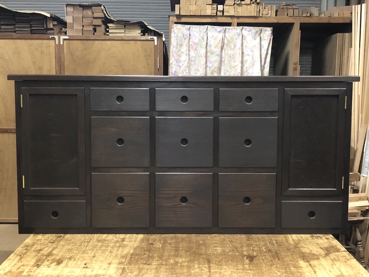 着色後のキャビネット