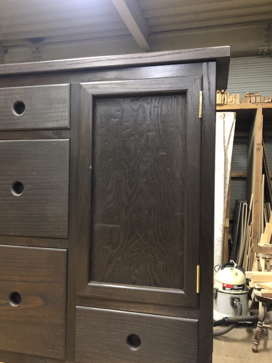 着色後のキャビネット右