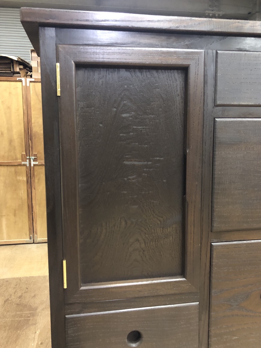 着色後のキャビネット左