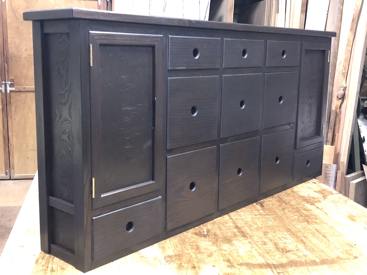 着色後のキャビネット左から2