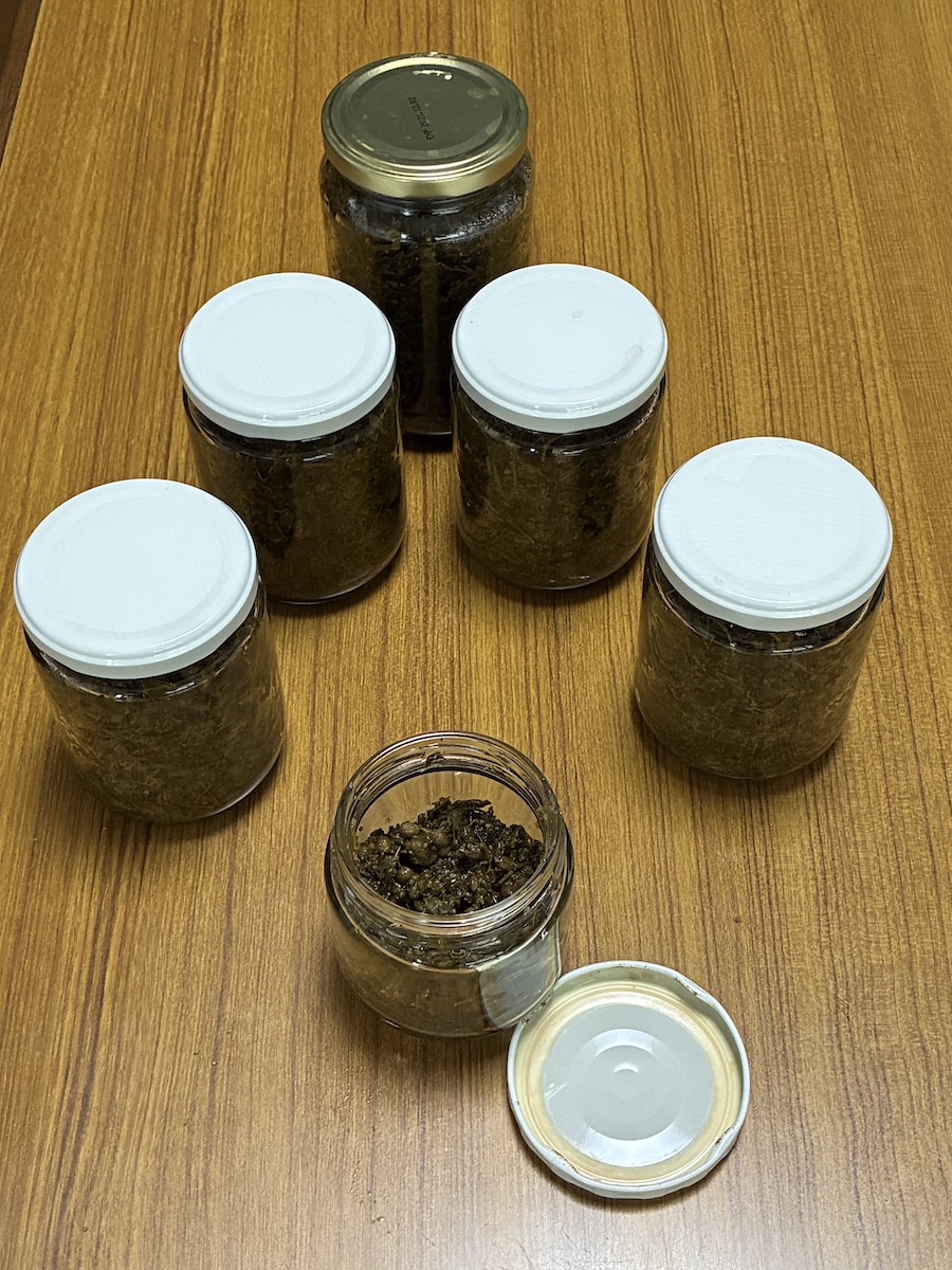 瓶詰めした山椒の若葉の佃煮
