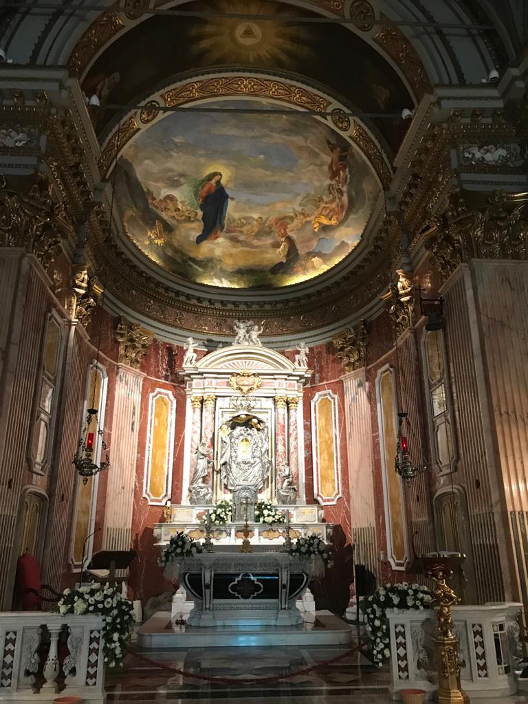 Nave central del Santuario de Nuestra Señora de Montallegro, Rapallo, Liguria, Italia