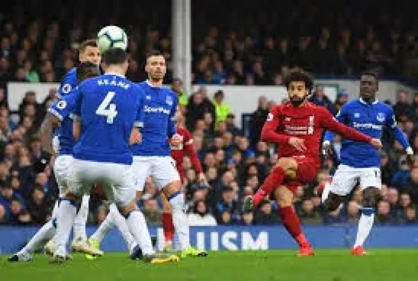 ليفربول ينقض على إيفرتون ويعزز صدارته للبريميرليج