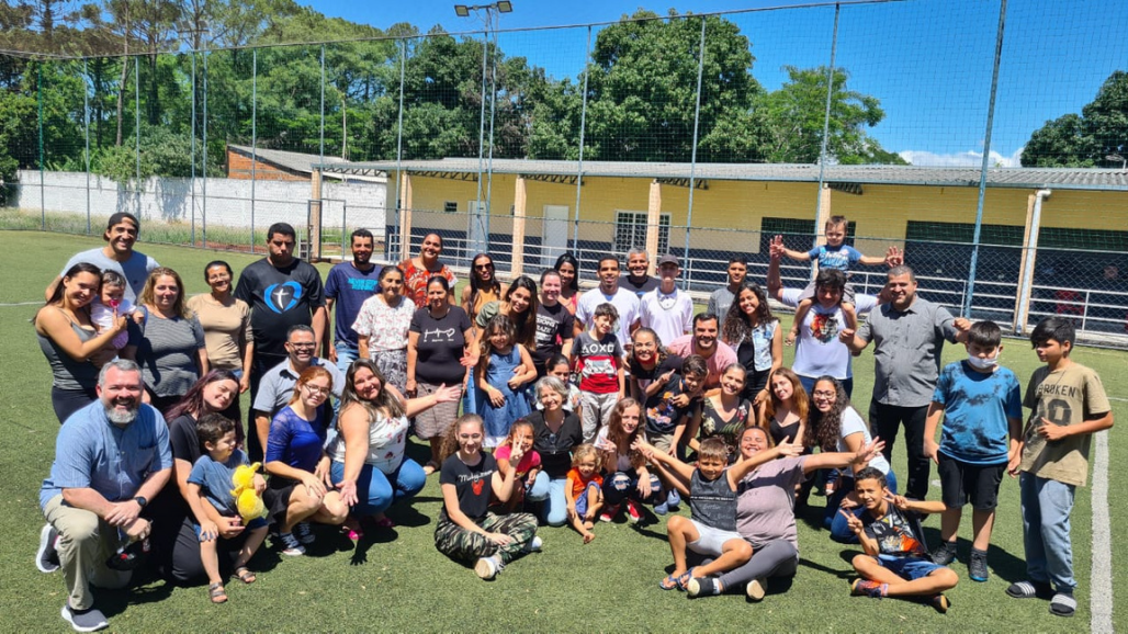 Reunião evangelística em umaquadra de futebol perto da igreja