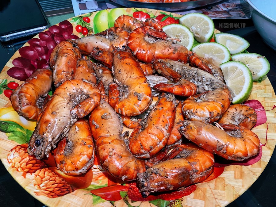 台中北屯美食【阿布潘水產/平價海鮮市場】超便宜泰國蝦！一斤只要200元！現撈活體/冷凍/代殺/生魚片都買的到！