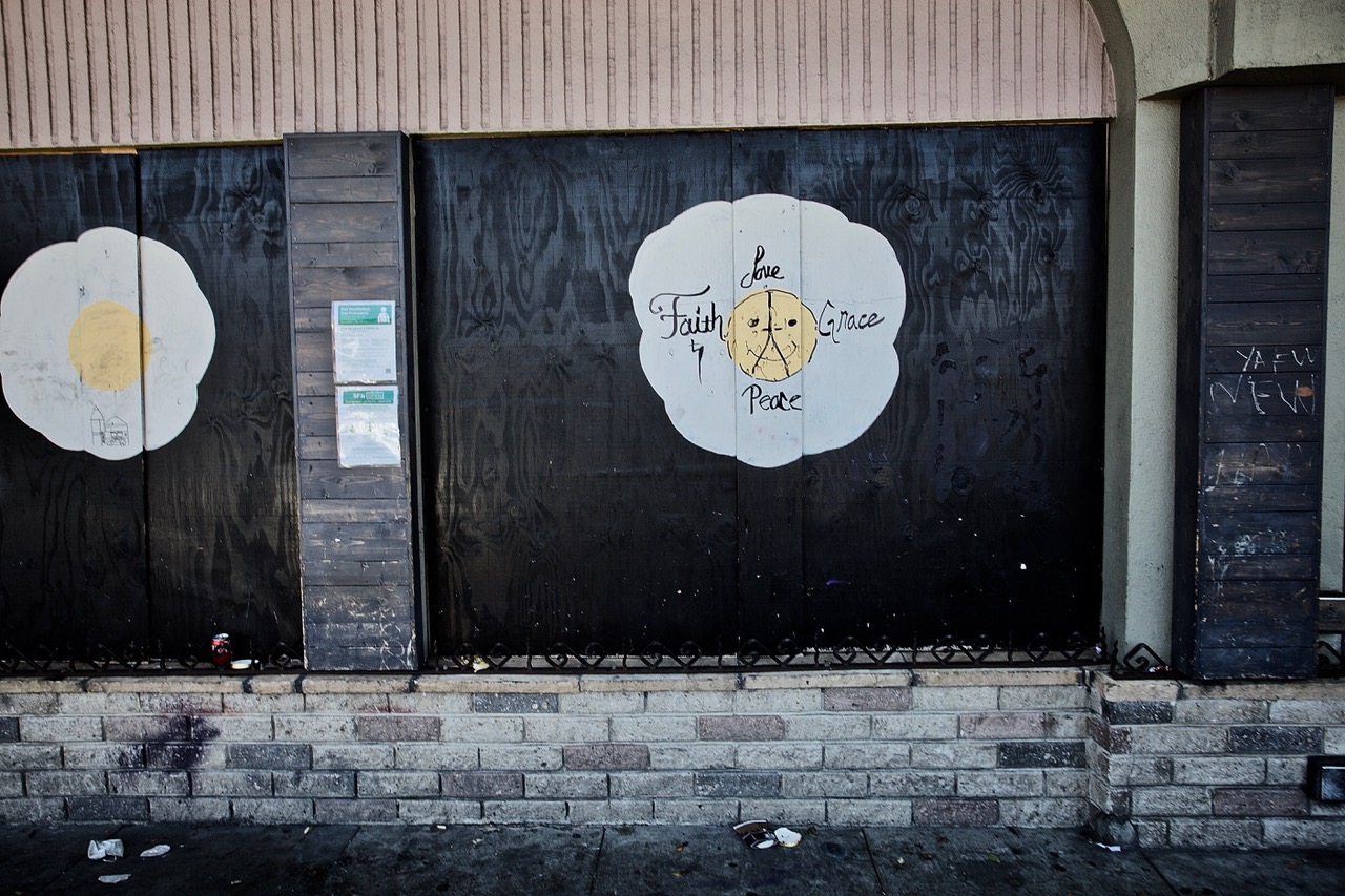 A small circle with a blessing on the side of a hotel
