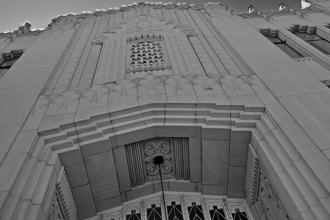 Front of an art deco building on Valencia