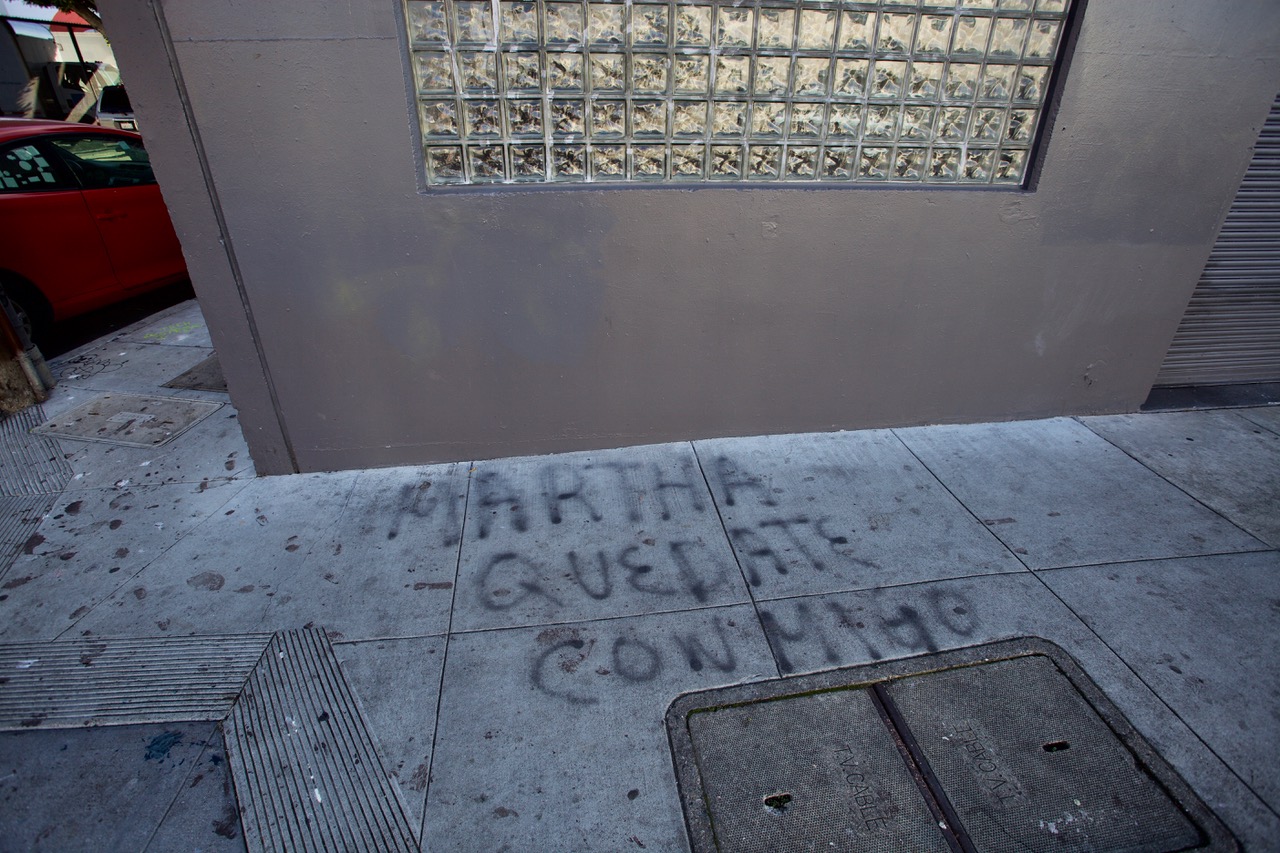A message on the sidewalk in Spanish.