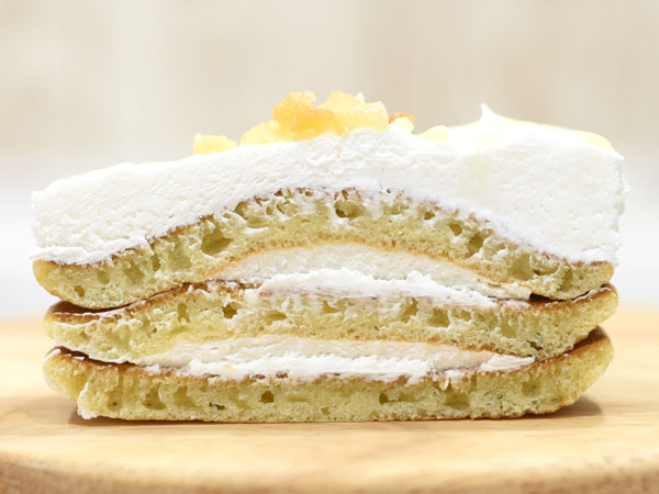 ローソンの3段パンケーキはクリームまみれの高熱量スイーツ