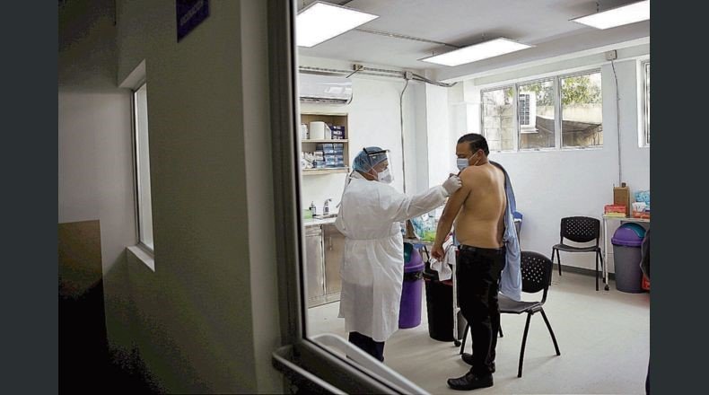Salud evalúa aplicar tercera vacuna de refuerzo contra covid-19 a salvadoreños