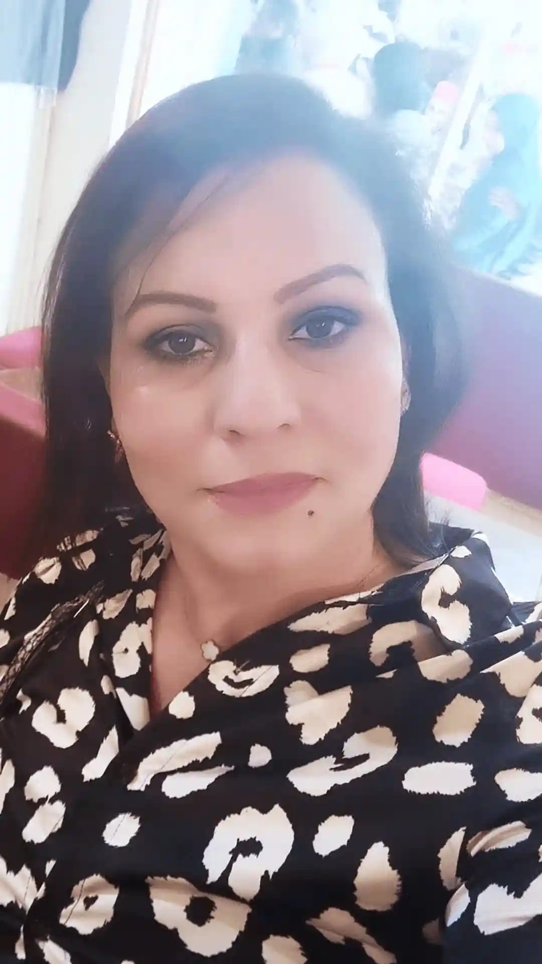 قُبُلَاتٍ مُعَلَّقَةٌ عَلَى حَافَةِ اَلْْغِيَّابِ لكريمة الحسيني  – – القراءة النقدية: عبد العزيز الخبشي- المغرب