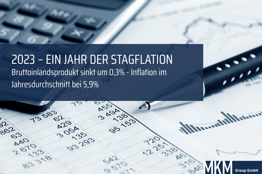 Tabelle mit Finanzdaten, Stift und Taschenrechner – Beitragsbild ‚2023 – Ein Jahr der Stagflation‘ der MKM Group GmbH