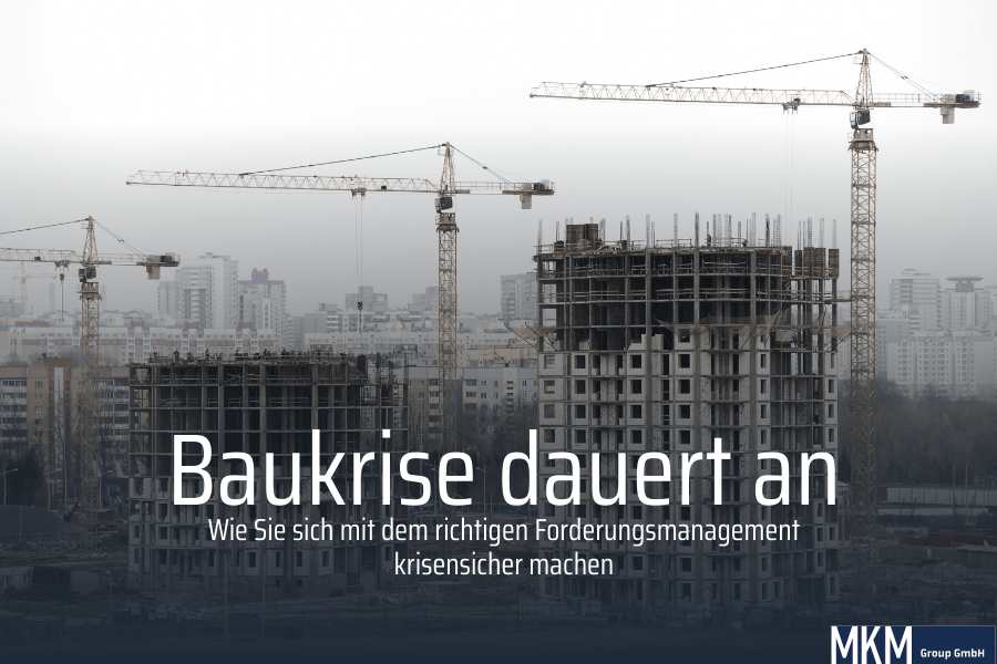 Baustelle mit Kränen und Hochhäusern – Beitragsbild ‚Baukrise dauert an: Forderungsmanagement für Krisensicherheit‘ der MKM Group GmbH