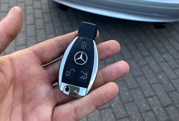 Replacement Keys - Premium Colorful Illustration Gallery - Mobile