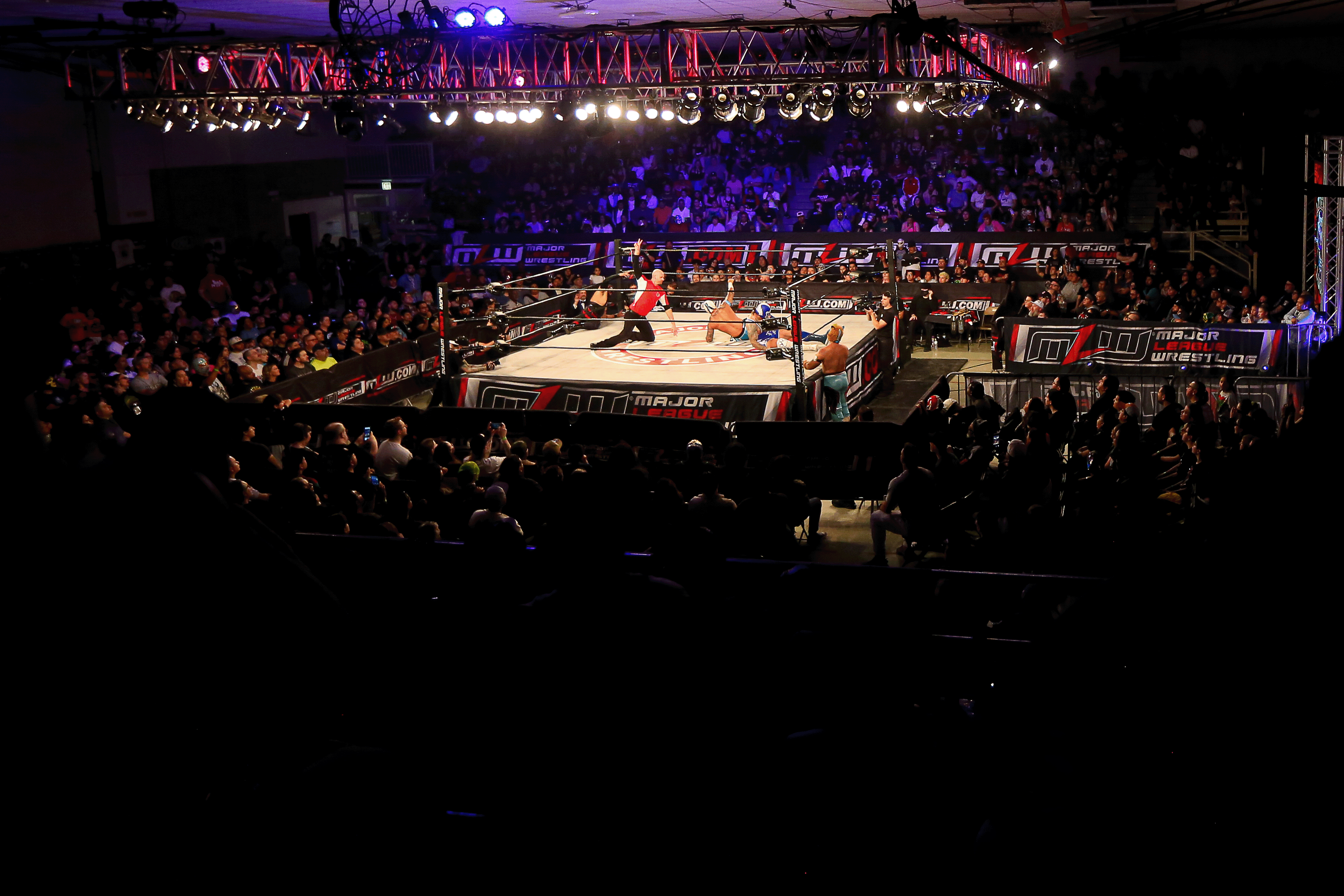 SOLD OUT: Saturday Night SuperFight Packs Chicago’s Cicero Stadium Nov. 7