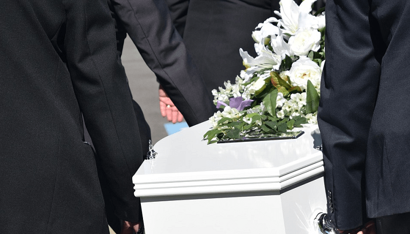 Bizarre Amazon Review Shows Woman Modelling Dress Beside A Coffin Dublin S Fm104