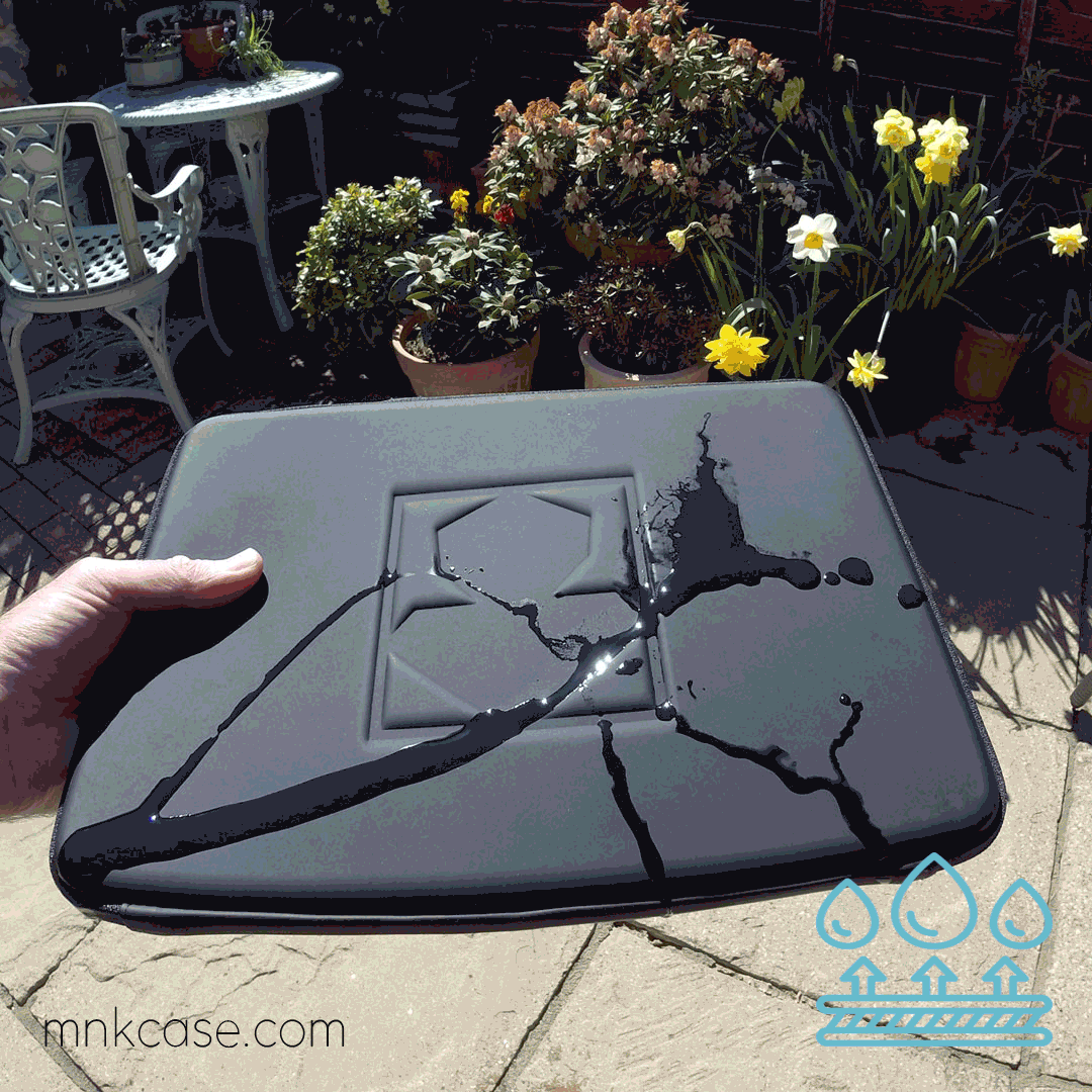 Water runs off the splash proof, water repellent and quick drying outer shell of PROHOOD. MNK