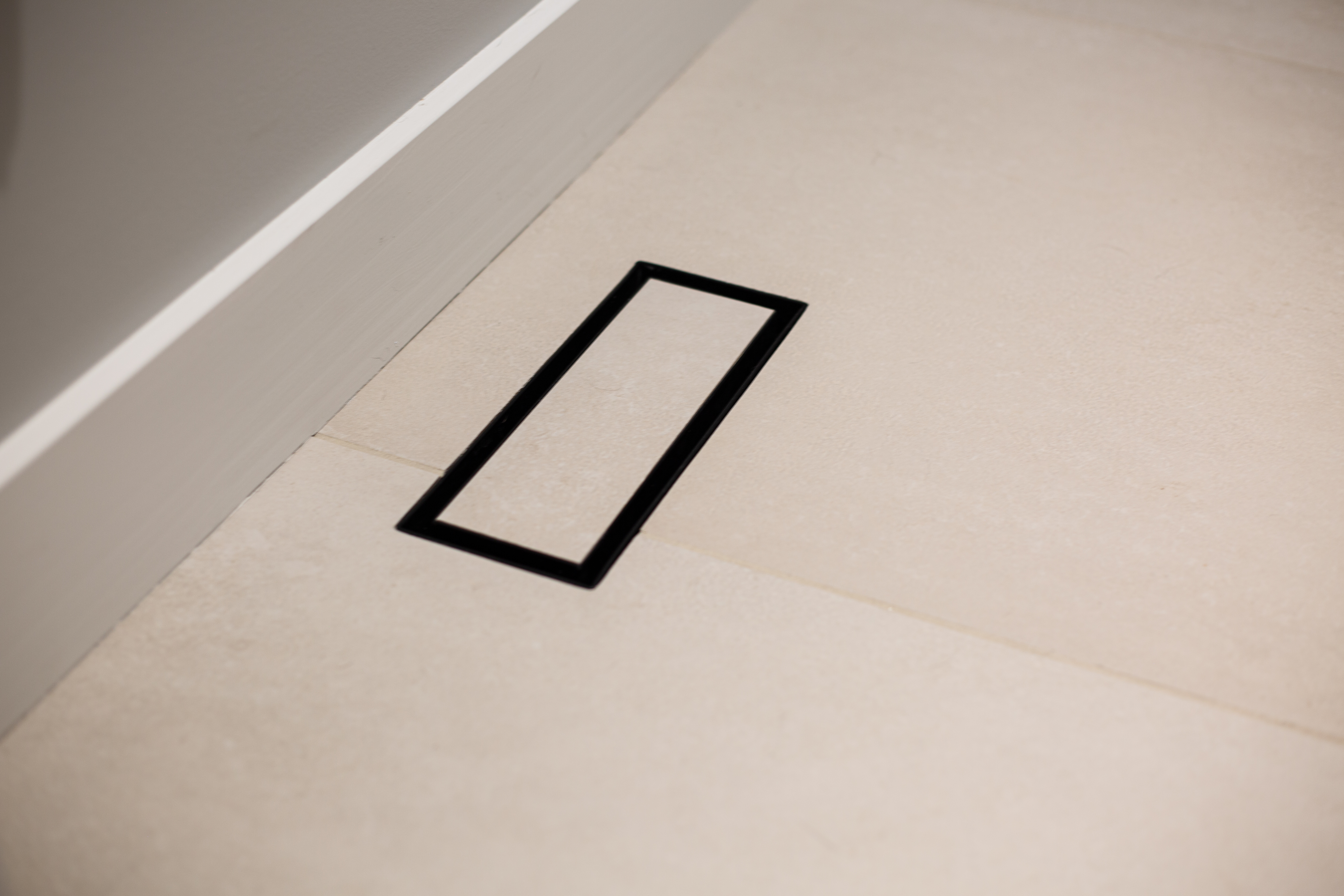Flush floor vent with a tile insert